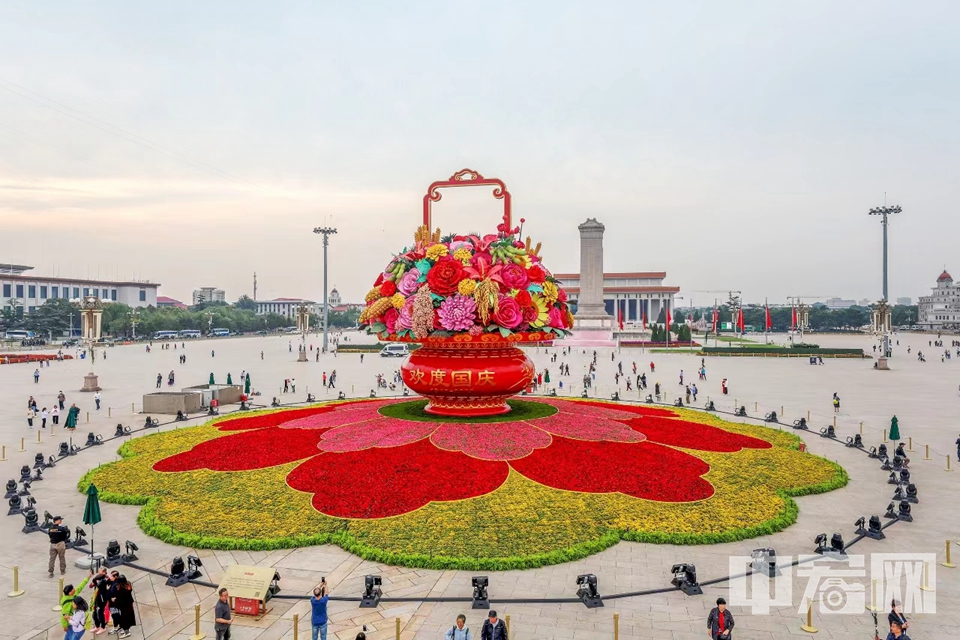 近日，“祝福祖国”巨型花篮亮相天安门广场，今年广场花篮首次装入象征丰收的五谷元素。