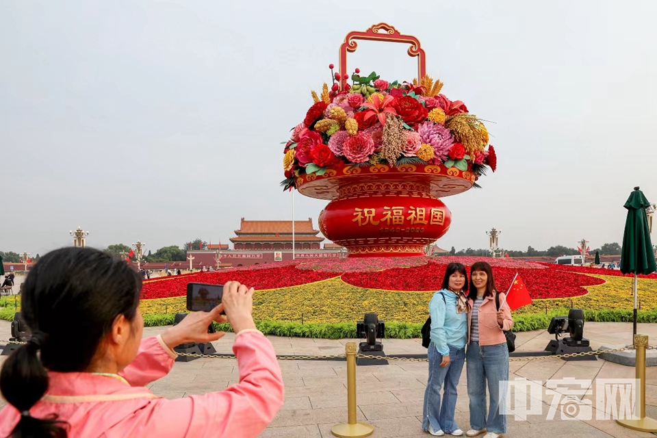 近日，“祝福祖国”巨型花篮亮相天安门广场，今年广场花篮首次装入象征丰收的五谷元素。