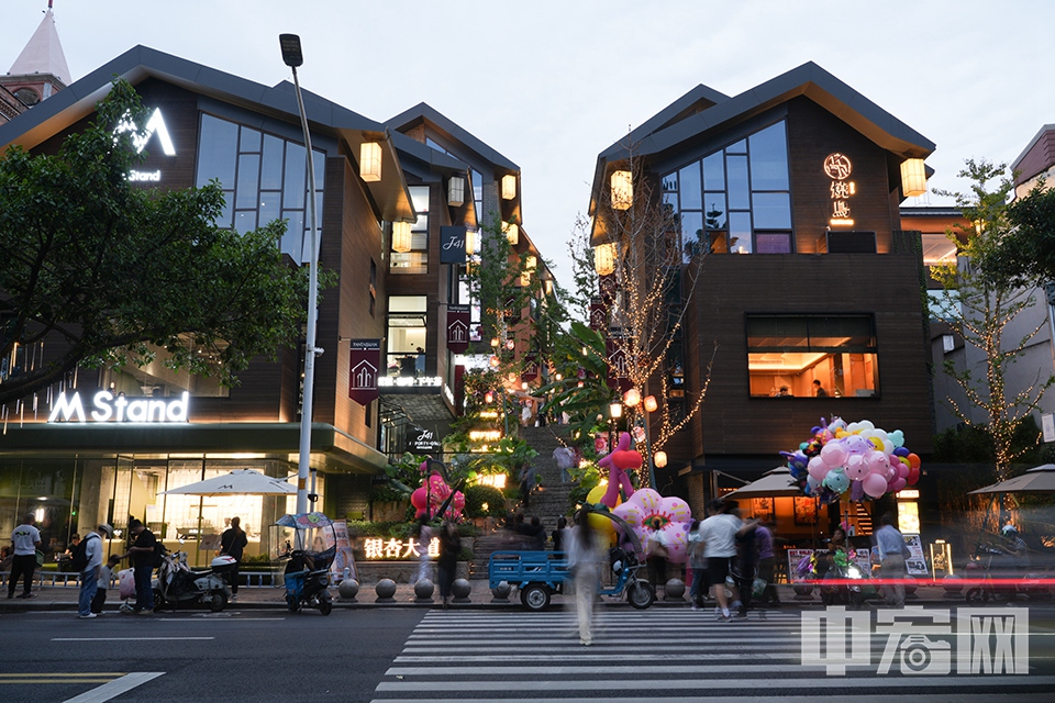 10月27日，福州烟台山漫步街区吸引众多市民。 中宏网记者 富宇 摄
