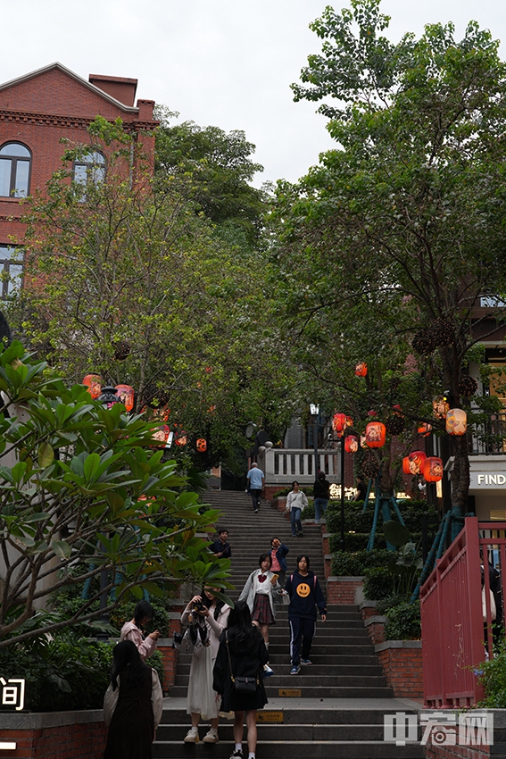 10月27日，福州烟台山漫步街区吸引众多市民。 中宏网记者 富宇 摄