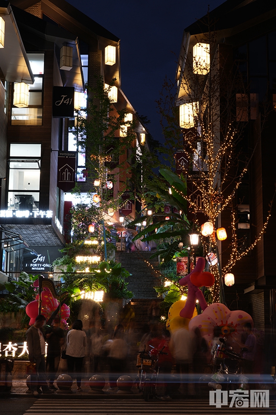 10月27日，福州烟台山漫步街区夜景迷人，吸引众多市民。 中宏网记者 富宇 摄