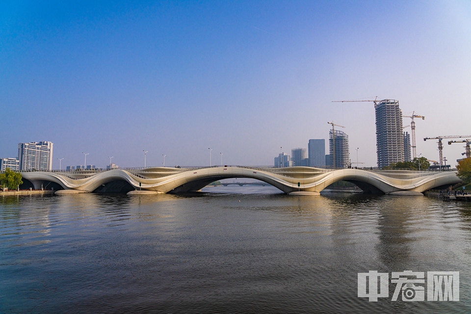 北运河地标——千荷泻露桥。 中宏网记者 富宇 摄