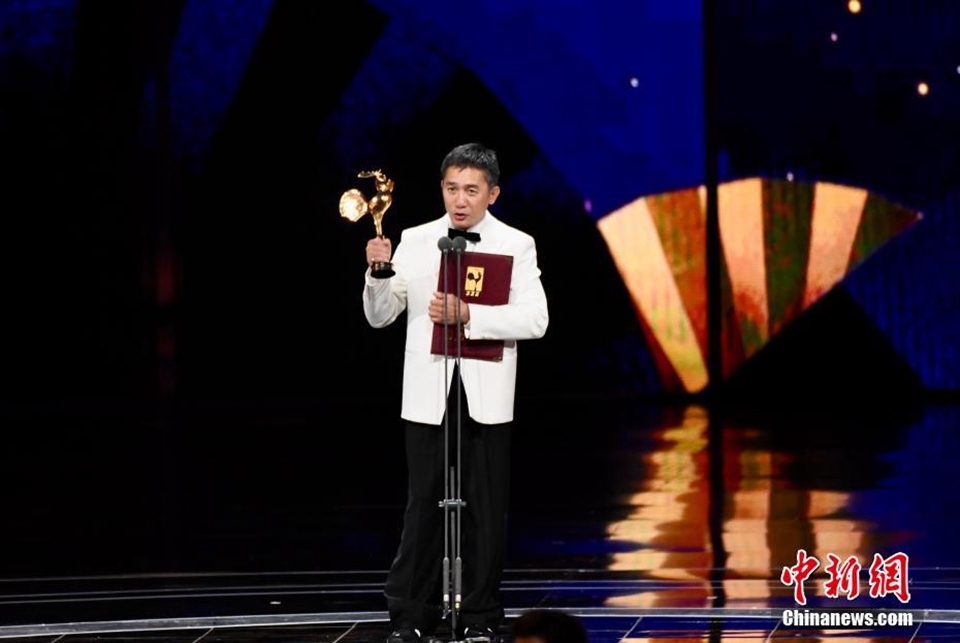 香港著名影星梁朝伟获得最佳男主角奖。 中新网记者 王东明 摄