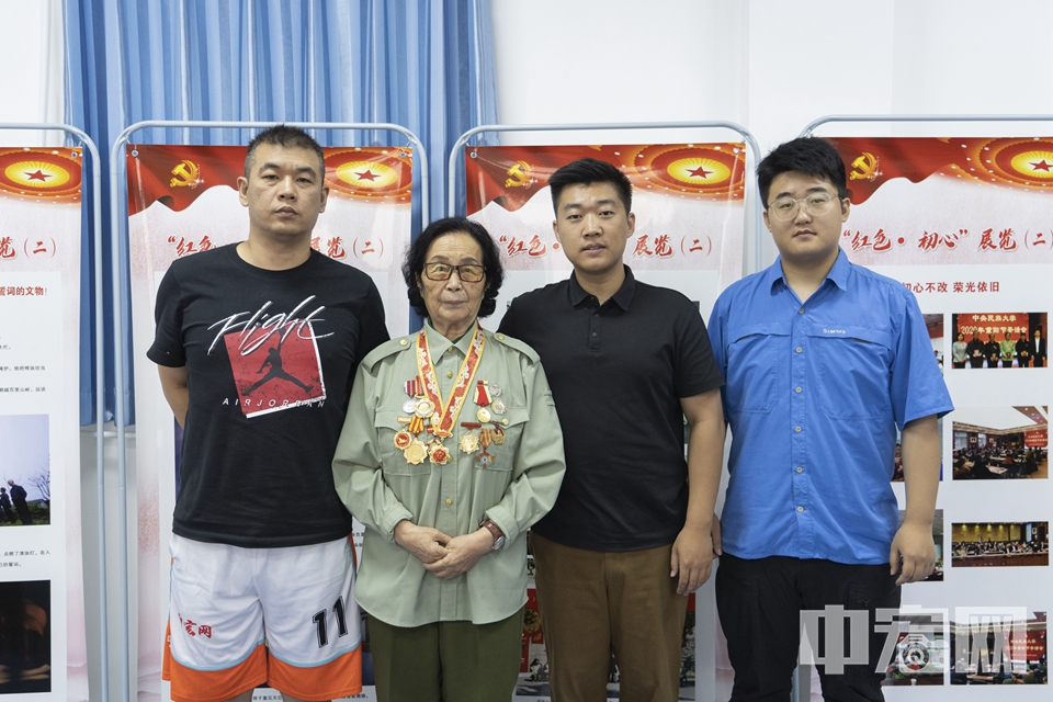 中宏网记者采访抗美援朝老战士。