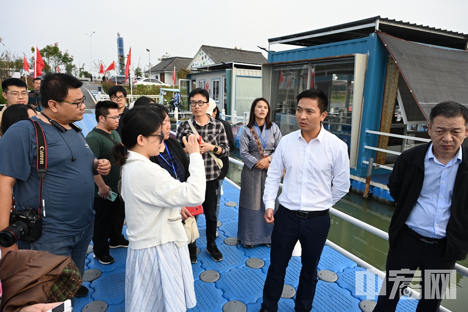 中宏网记者韩鹏飞在“推动长江经济带高质量发展”线下走访活动现场。