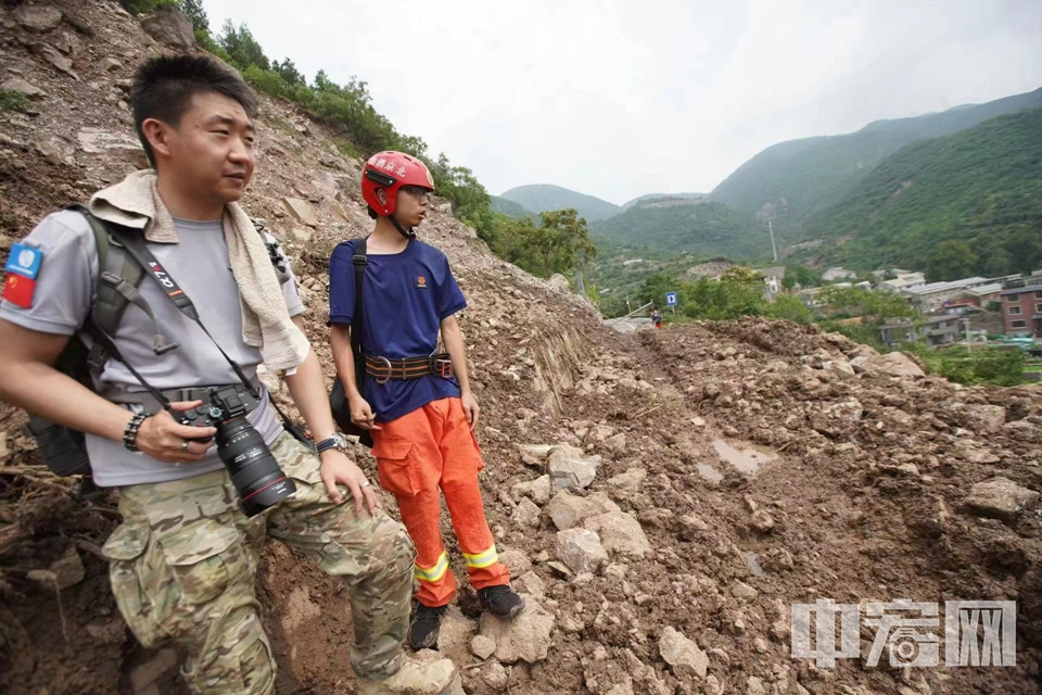 中宏网记者富宇在北京门头沟涧口村受灾现场采访。