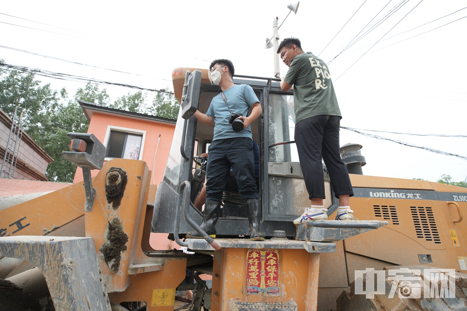 中宏网记者康书源在涿州受灾地区刁窝镇小营村采访。