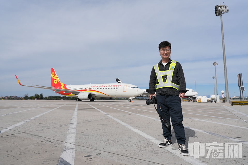中宏网记者康书源在首都机场采访安检团队。