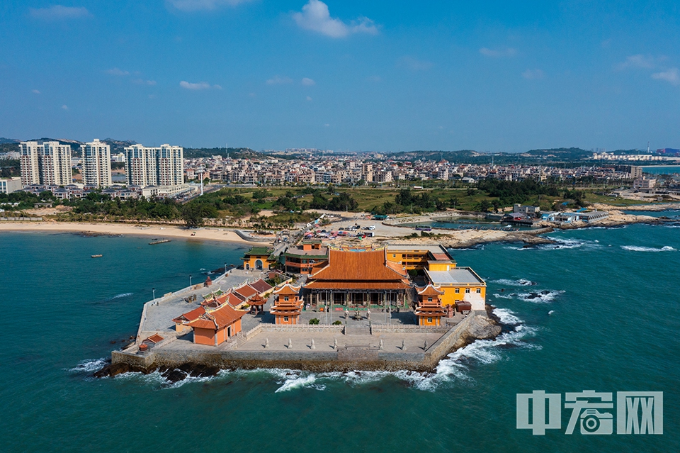 航拍海天佛国——福建洛伽寺。 中宏网记者 富宇 摄