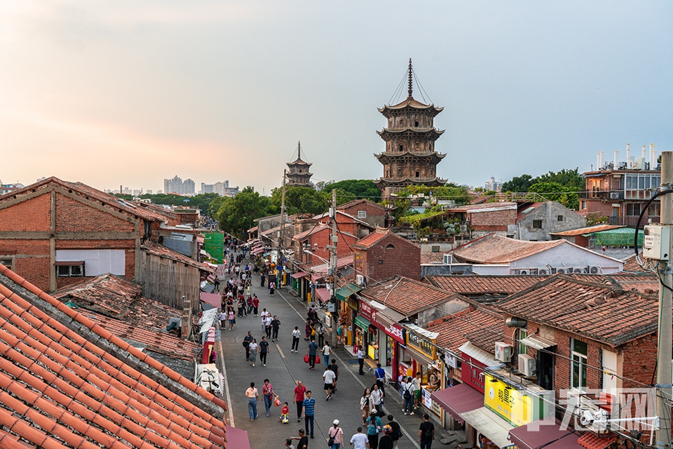 泉州西街位于泉州市鲤城区，是泉州最早开发的街道和区域，早在宋朝，它就已经象征了泉州的繁荣，它还是泉州市区保存最完整的古街区，保留着大量具有历史原貌的建筑。 中宏网记者 富宇 摄