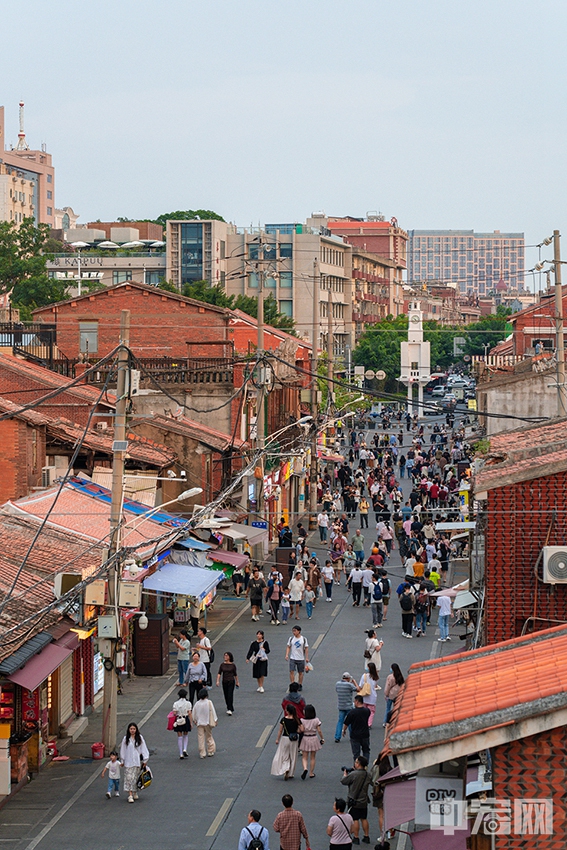 如今，泉州西街商铺林立，是当地格外繁华的商业步行街。 中宏网记者 富宇 摄