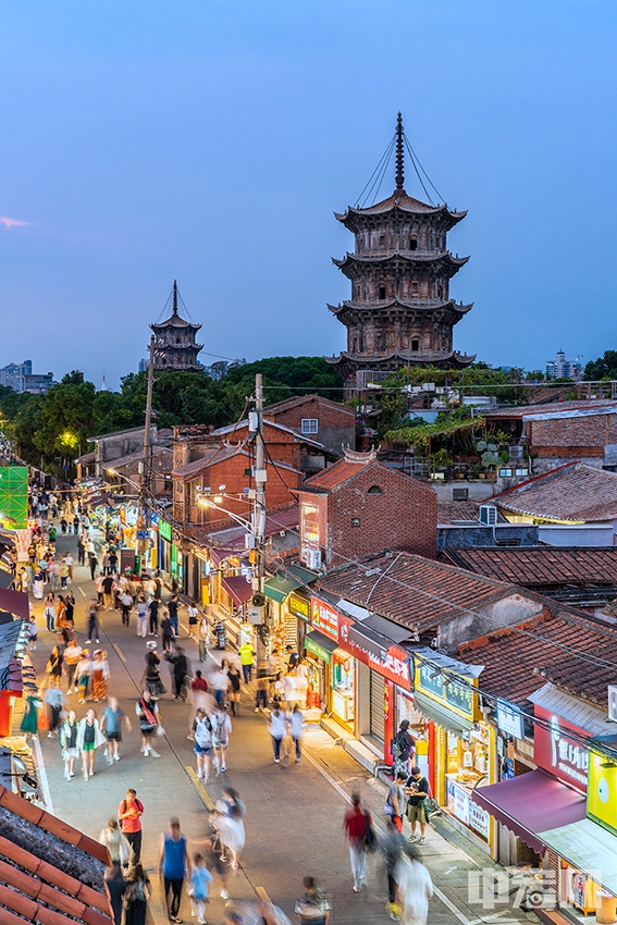 泉州西街商铺林立，是当地格外繁华的商业步行街。 中宏网记者 富宇 摄