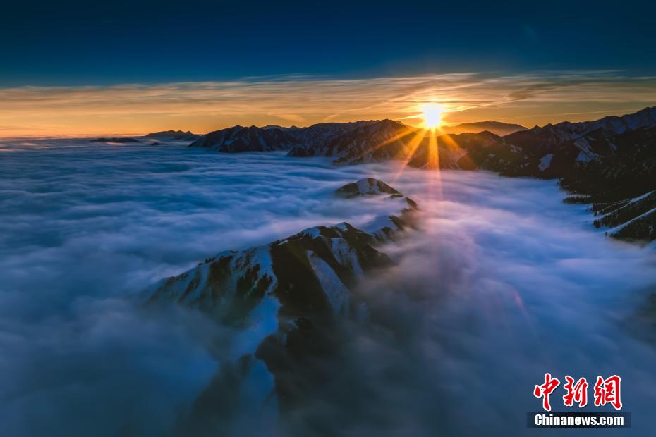 近日，鄂托克赛尔河谷内云雾缭绕，从天空俯瞰，云海与远处的群山相接，宛如仙境。云雾在山峦之间不断翻涌，沿着山脊倾泻而下。 邓黎 摄