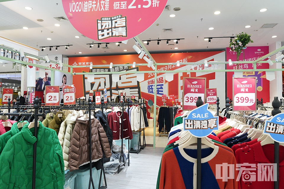 随着时间的推移，北京市的商业环境发生了变化。更多的购物中心、超市和专卖店出现在市民的视野中，人们的购物选择也变得更加多样化。西单商圈的君太百货、汉光百货、西单大悦城、老佛爷百货等新兴业态兴起，令西单商场这座历史悠久的“老字号”告别了流金岁月。 中宏网记者 富宇 摄