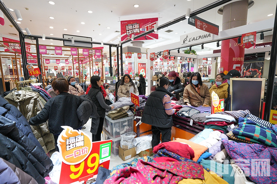 目前，西单商场已经进入了闭店出清阶段，店内打折促销的海报和广告随处可见。 中宏网记者 富宇 摄