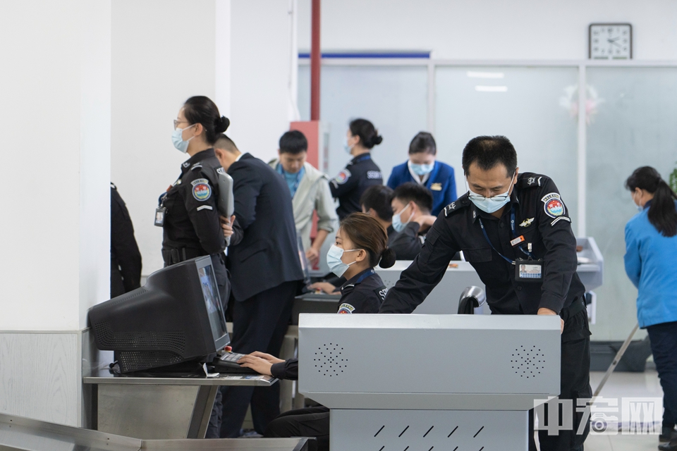 图为民航安全检查的工作人员正在紧张有序地工作着。中宏网记者 康书源 摄