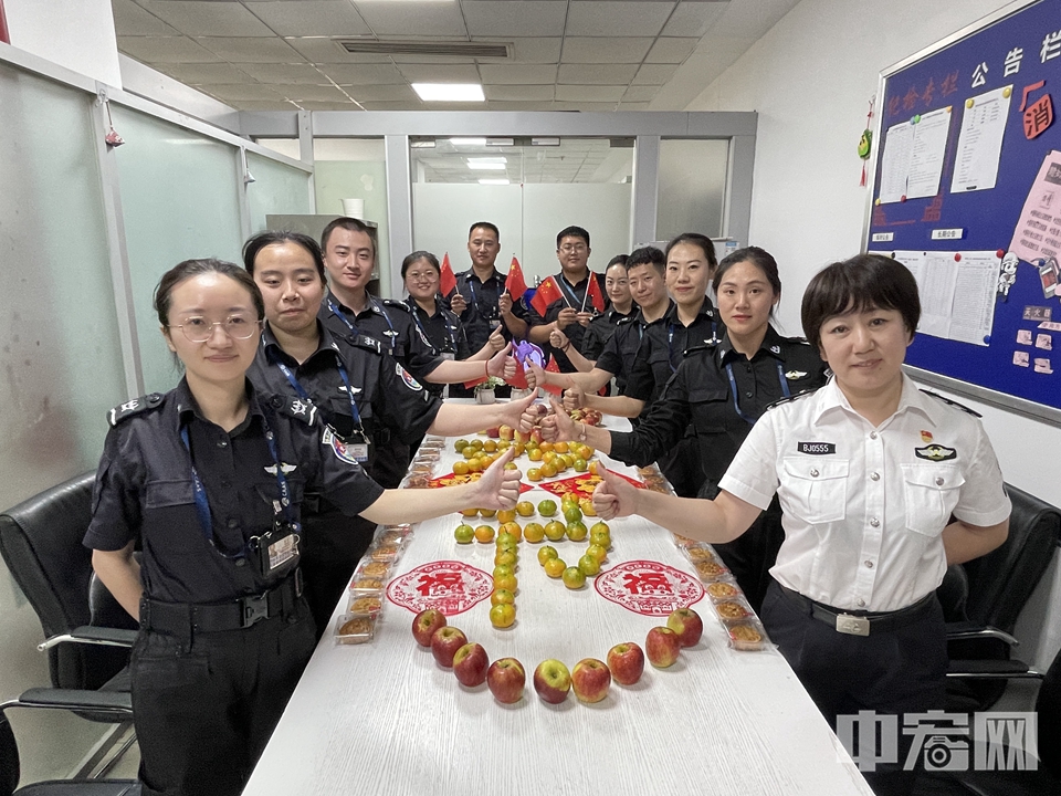 图为围界检查科党支部书记郭宏华与团队成员一起庆祝节日。