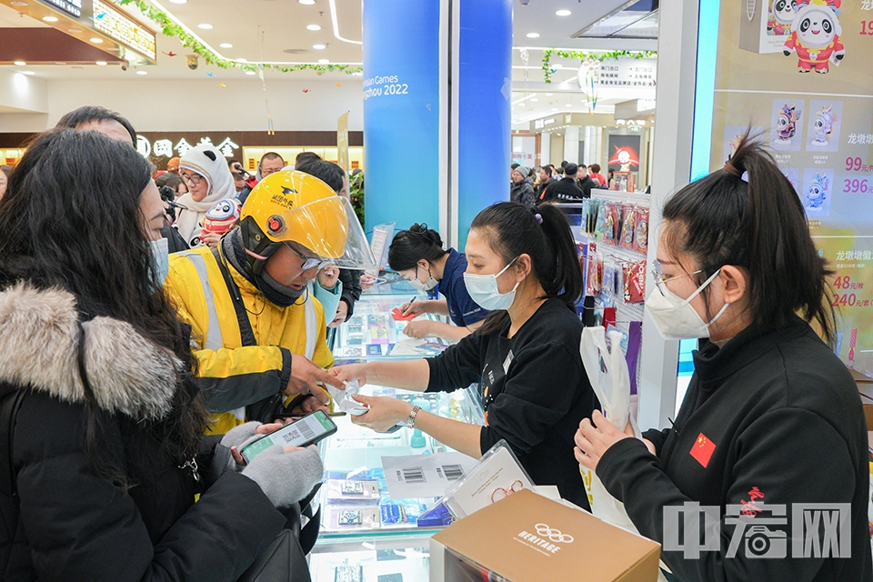 一位美团小哥为客户跑腿购买“龙墩墩”。据悉，市民除在王府井工美大厦购买外，还可以在中国联通营业厅和中国联通APP、新奥工美大厦、雪莲科技大厦、北京衬衫厂国门大厦店、雪莲工厂店，中国邮政北京市分公司下辖邮政支局（邮电所）等线下渠道购买。 中宏网记者 富宇 摄