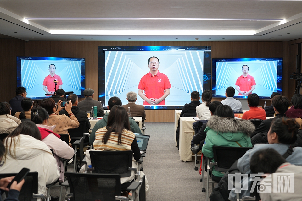 现场嘉宾观看北京数字经济建设先进典型企业短片。 中宏网记者 富宇 摄