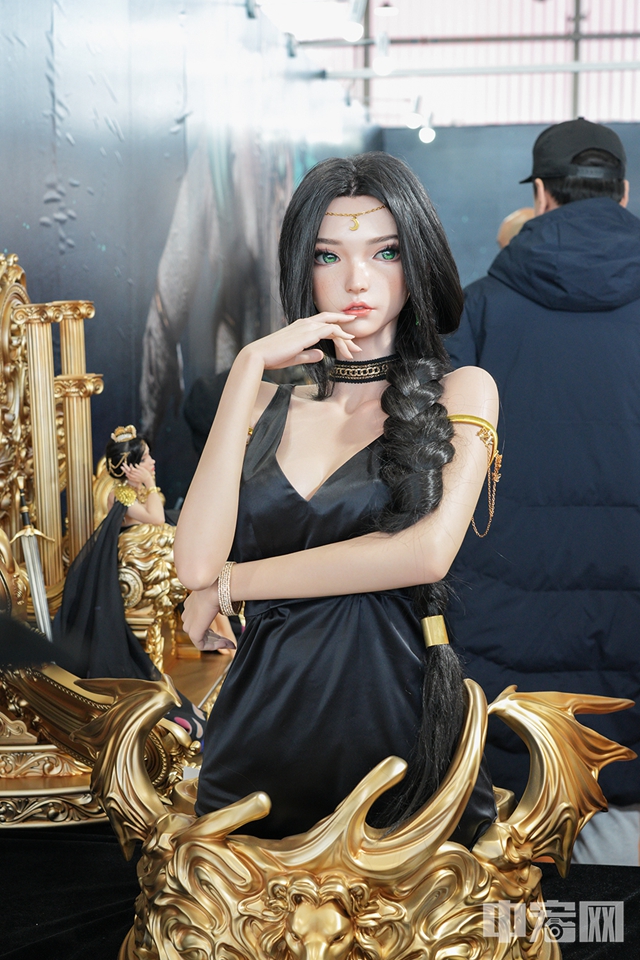 末那展示的鬼刀风铃1:1半身像。 中宏网记者 富宇 摄