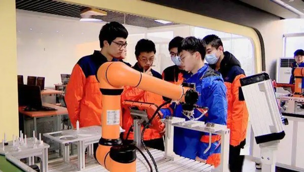 学生到博诺智创机器人公司实习实训.jpg