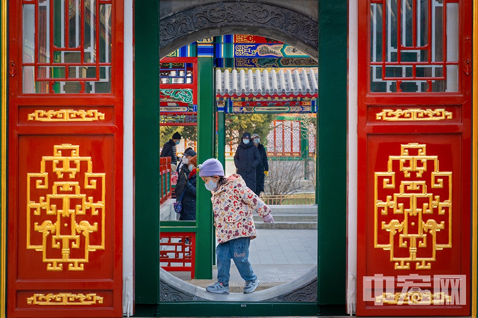 1月5日，游客在北京北海公园漪澜堂游览。2023年初，北海漪澜堂古建筑群经过近3年的修缮及布展工作与市民游客见面。 中宏网记者 富宇 摄