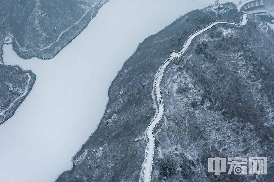 12月13日，北京迎来一场降雪，雪后的黄花城水长城景色迷人，雪中长城犹如泼墨山水画。 中宏网记者 富宇 摄
