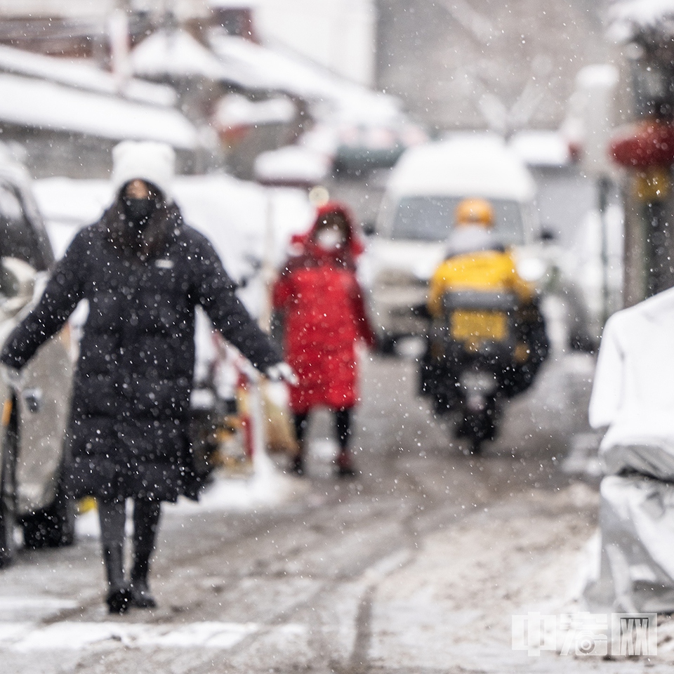 12月14日，北京降雪持续，市民在雪中出行。 中宏网记者 富宇 摄