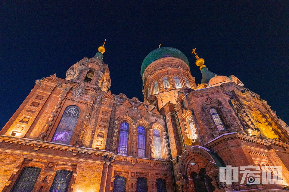 夜幕下的圣·索菲亚教堂。 中宏网记者 富宇 摄