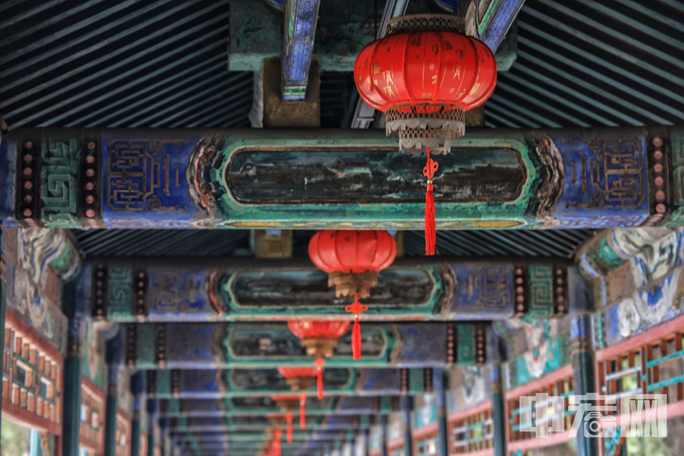 长廊廊间的每根枋梁上都绘有彩画，共14000余幅，色彩鲜明，富丽堂皇。彩画的内容多为山水、花鸟图以及中国古典四大名著的情节。画师们将中华数千年的历史文化浓缩在这长长的廊子上。
