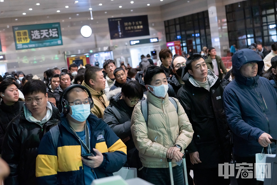 1月26日，北京西站，G6701次列车旅客正在检票进站。G6701次列车为2024年春运北京地区首趟高铁列车。