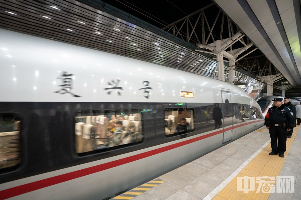 1月26日5时34分，随着G6701次列车缓缓驶出北京西站，2024年春运大幕正式拉开。春运期间，全国铁路预计发送旅客4.8亿人次，日均1200万人次。