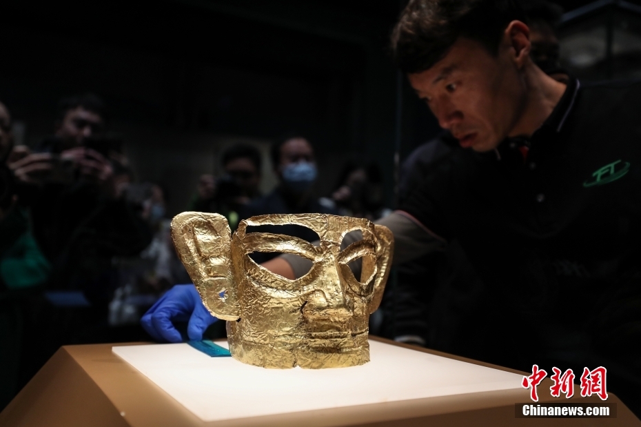 三星堆金面具竖披发青铜人像在上海博物馆东馆开箱布展