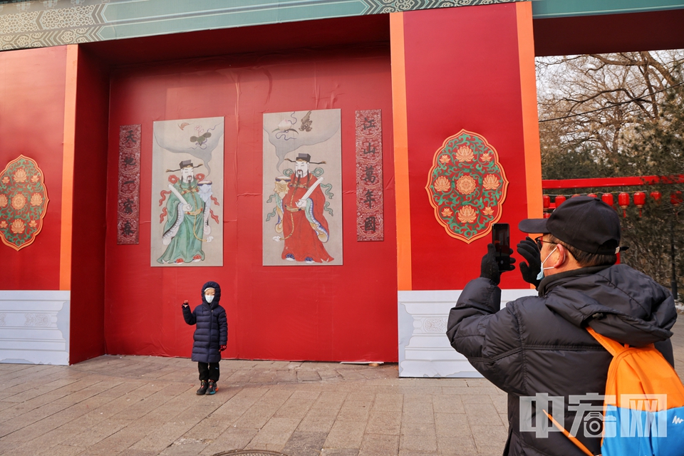 红墙墨瓦一扇门，才是宫廷。今年春节，圆明园以清朝宫廷过年为历史依托，在园内搭建了三座宫门造型的美陈装置，并分别粘贴了的文武门神、对联、春条等，打造别具宫廷文化特色的新年氛围。