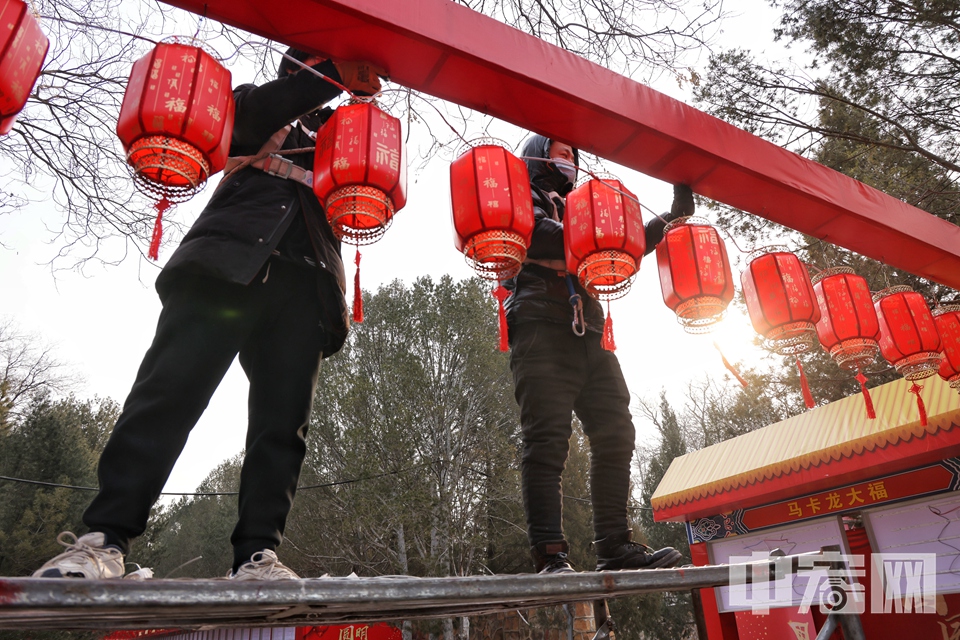 还有圆明园那一排排的“灯笼海”，仿佛看到了百年前的春节御园。