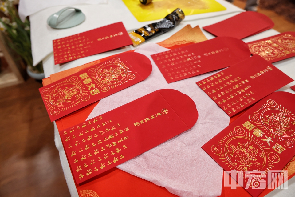 木版年画非遗传承人，带领游客进行龙纹木板拓印活动，游客根据自己的喜好拓印龙年年画、主题红包，近距离体味传统文化的独特魅力。 陈硕 摄