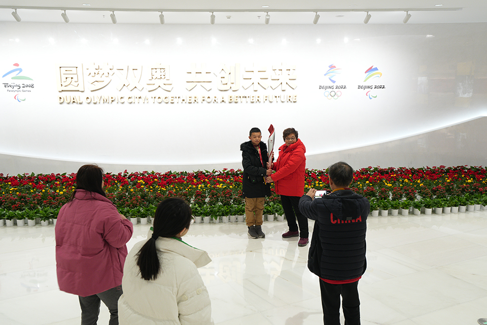 北京奥运博物馆位于国家体育场（鸟巢）南侧，总占地面积26199平方米，是以奥运为主题的永久性专题博物馆，承担着奥运藏品研究、收藏、保护、展示、征集和教育等职能，是奥运文化遗产的重要传承机构。图为观众与自己携带的2022北京冬奥会火炬合影。 中宏网记者 富宇 摄