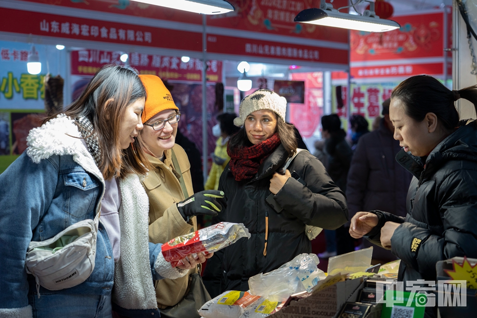 市民在北京（工体）年货博览会选购商品。