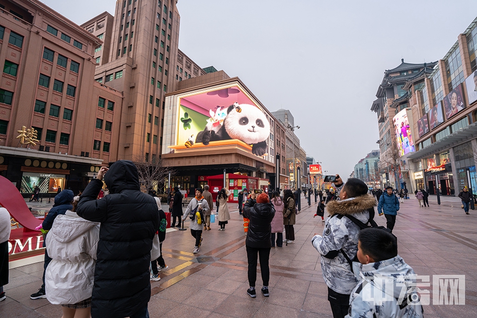 为了增加春节景观布置的观赏性和趣味性，今年还加大了布置载体、形式和内容的创新力度，运用5G、AR、光影等技术，融合传统文化和节日特色，展现电子烟花、新春祝福语等。运用64处户外电子显示屏、15处5G+8K超清显示屏和2处裸眼3D显示屏。 中宏网记者 富宇 摄