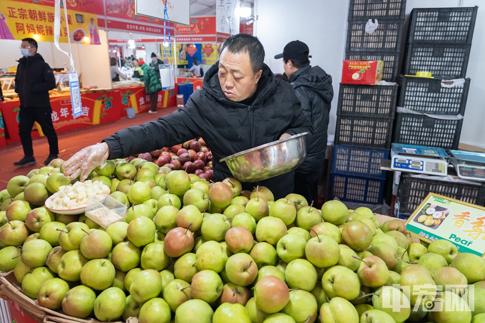 商户为市民准备试吃产品。