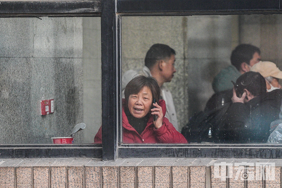 随着春节的不断临近，越来越多的旅客踏上回家的旅程。在北京西站候车室，记者用镜头捕捉到春运中候车室的瞬间。 中宏网记者 富宇 摄