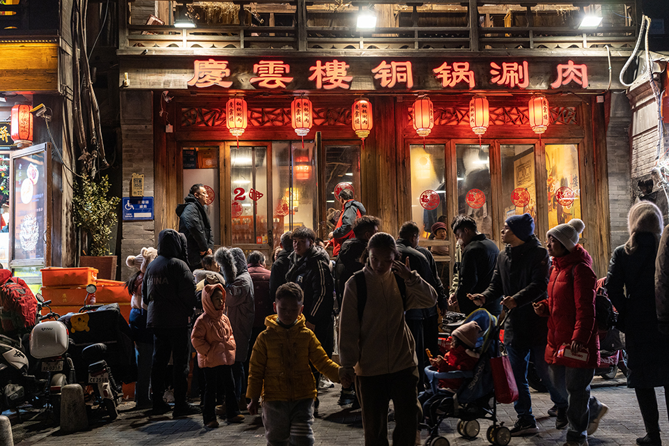 市民游客在火锅店前排队等待用餐。 中宏网记者 富宇 摄