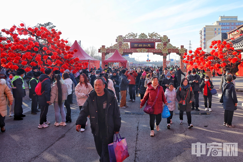 第三十六届地坛春节文化庙会以“春望方泽·龙跃凤鸣”为主题，于2024年2月11日至2月16日（农历正月初二至初七）举行，共计六天，每天活动时间为8:30-17:00。通过四台演出、五组图片主题展，五处互动体验、两项公益活动，营造喜庆祥和的节日氛围，为游客呈现出一场独具特色的文化盛会。今年的地坛庙会传统年味浓郁，文化气息浓厚，互动体验丰富，让游客在逛庙会时，感受年节的喜庆氛围，享受文化的历史熏陶。陈硕 摄