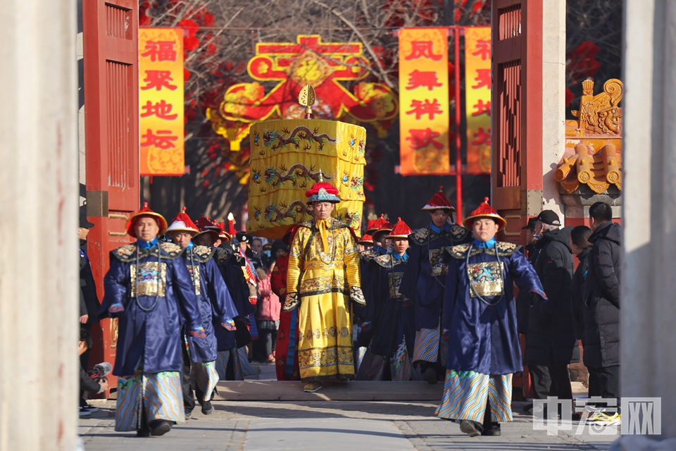 第三十六届地坛春节文化庙会以“春望方泽·龙跃凤鸣”为主题，于2024年2月11日至2月16日（农历正月初二至初七）举行，共计六天，每天活动时间为8:30-17:00。通过四台演出、五组图片主题展，五处互动体验、两项公益活动，营造喜庆祥和的节日氛围，为游客呈现出一场独具特色的文化盛会。今年的地坛庙会传统年味浓郁，文化气息浓厚，互动体验丰富，让游客在逛庙会时，感受年节的喜庆氛围，享受文化的历史熏陶。陈硕 摄