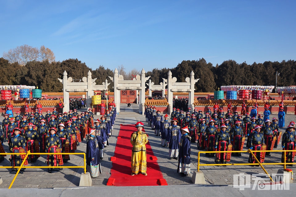 第三十六届地坛春节文化庙会以“春望方泽·龙跃凤鸣”为主题，于2024年2月11日至2月16日（农历正月初二至初七）举行，共计六天，每天活动时间为8:30-17:00。通过四台演出、五组图片主题展，五处互动体验、两项公益活动，营造喜庆祥和的节日氛围，为游客呈现出一场独具特色的文化盛会。今年的地坛庙会传统年味浓郁，文化气息浓厚，互动体验丰富，让游客在逛庙会时，感受年节的喜庆氛围，享受文化的历史熏陶。陈硕 摄