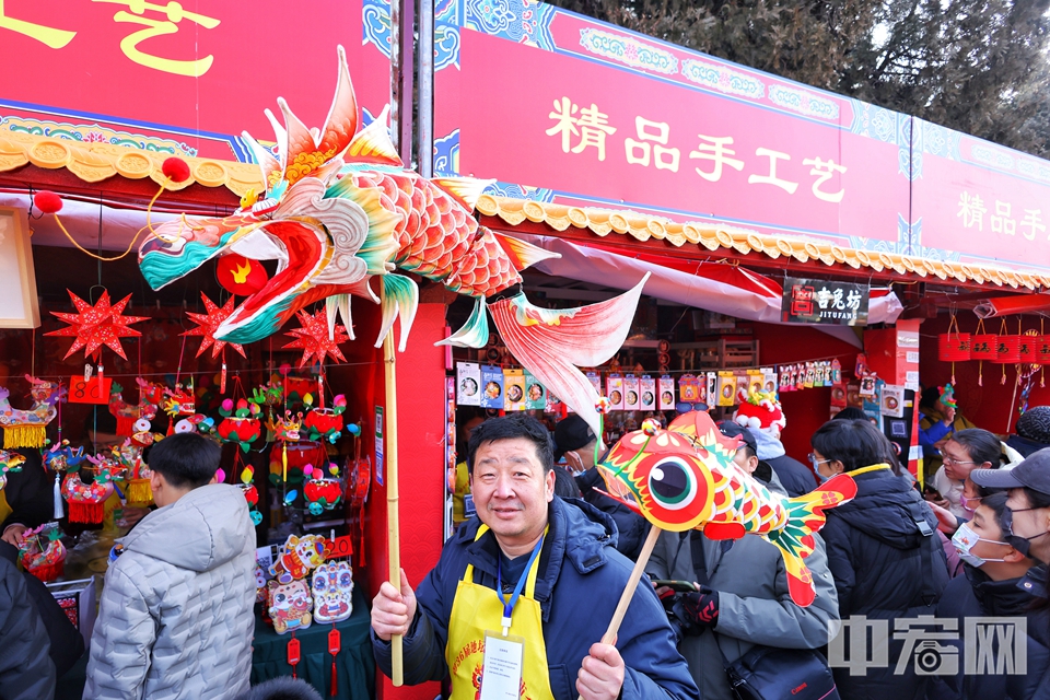 第三十六届地坛春节文化庙会以“春望方泽·龙跃凤鸣”为主题，于2024年2月11日至2月16日（农历正月初二至初七）举行，共计六天，每天活动时间为8:30-17:00。通过四台演出、五组图片主题展，五处互动体验、两项公益活动，营造喜庆祥和的节日氛围，为游客呈现出一场独具特色的文化盛会。今年的地坛庙会传统年味浓郁，文化气息浓厚，互动体验丰富，让游客在逛庙会时，感受年节的喜庆氛围，享受文化的历史熏陶。陈硕 摄