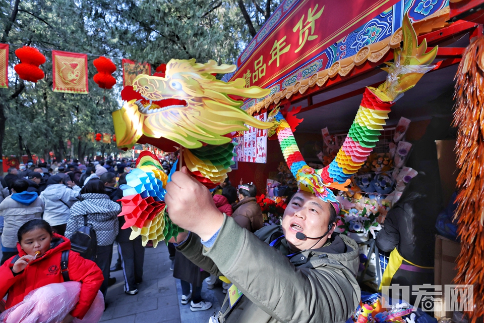 第三十六届地坛春节文化庙会以“春望方泽·龙跃凤鸣”为主题，于2024年2月11日至2月16日（农历正月初二至初七）举行，共计六天，每天活动时间为8:30-17:00。通过四台演出、五组图片主题展，五处互动体验、两项公益活动，营造喜庆祥和的节日氛围，为游客呈现出一场独具特色的文化盛会。今年的地坛庙会传统年味浓郁，文化气息浓厚，互动体验丰富，让游客在逛庙会时，感受年节的喜庆氛围，享受文化的历史熏陶。陈硕 摄