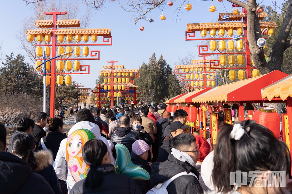2月10日，游客参观北京青龙湖庙会。
