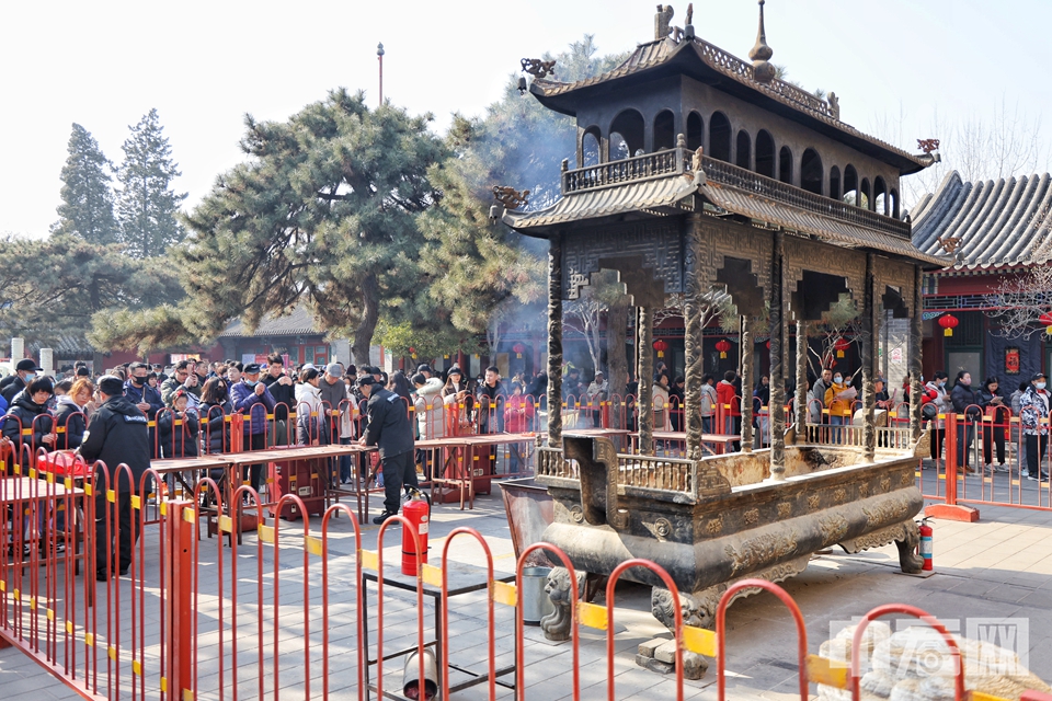 2月12日，游客在北京白云观祈福。