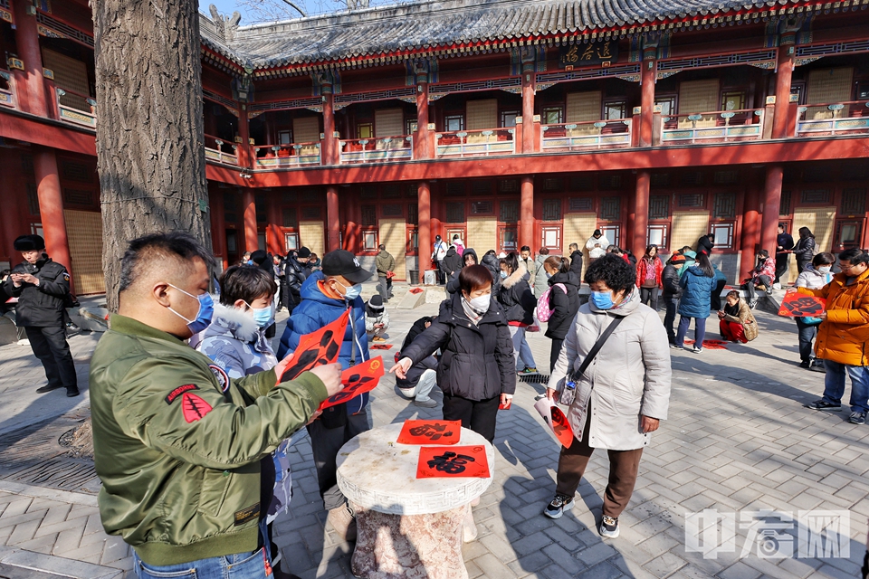 2月12日，游客在北京白云觀祈福。